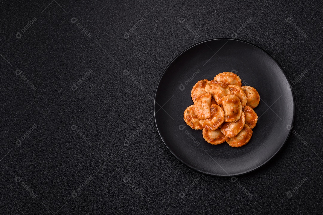 Prato de comida Ravióli frutos do mar molho de tomate alimento italiana