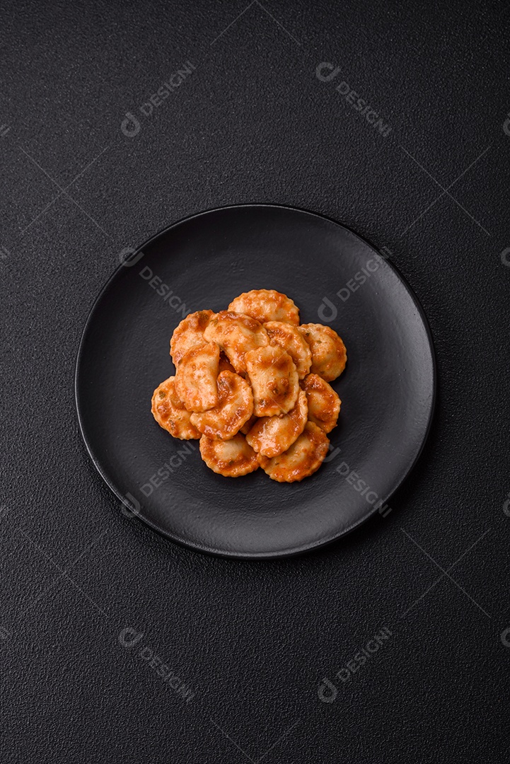 Fritas saborosa sobre uma mesa de concreto