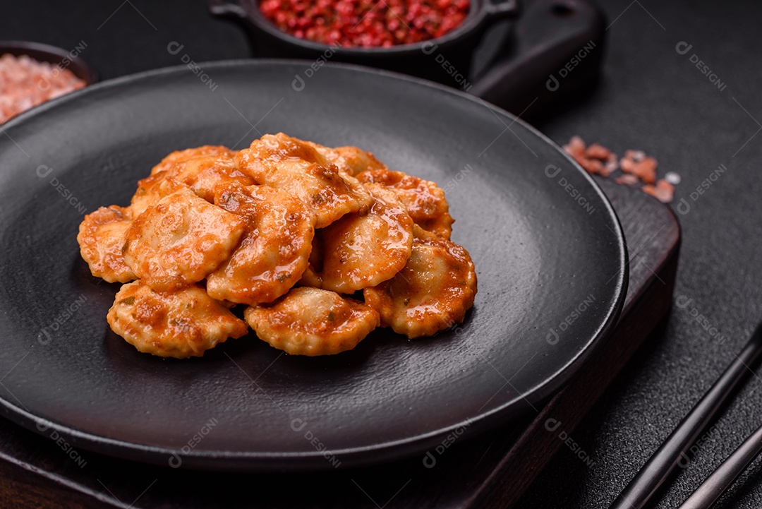 Prato de comida Ravióli frutos do mar molho de tomate alimento italiana