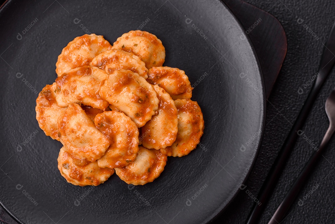 Prato de comida Ravióli frutos do mar molho de tomate alimento italiana