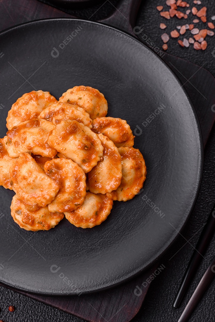 Prato de comida Ravióli frutos do mar molho de tomate alimento italiana