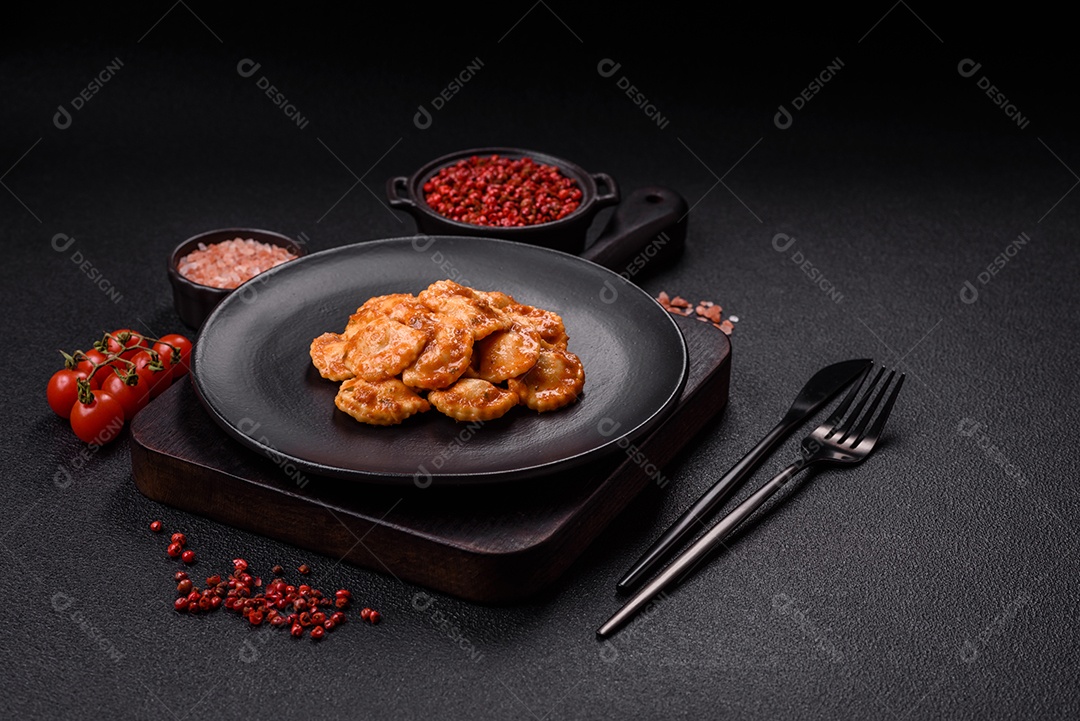 Prato de comida Ravióli frutos do mar molho de tomate alimento italiana