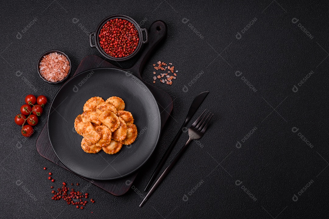 Prato de comida Ravióli frutos do mar molho de tomate alimento italiana