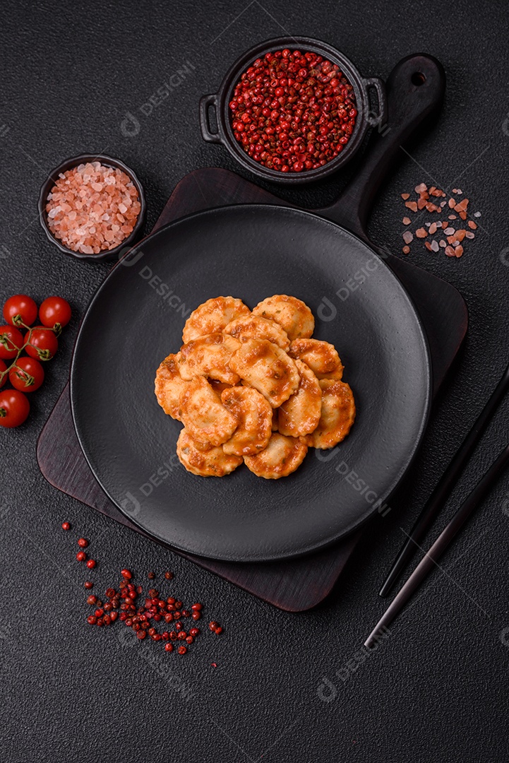 Prato de comida Ravióli frutos do mar molho de tomate alimento italiana