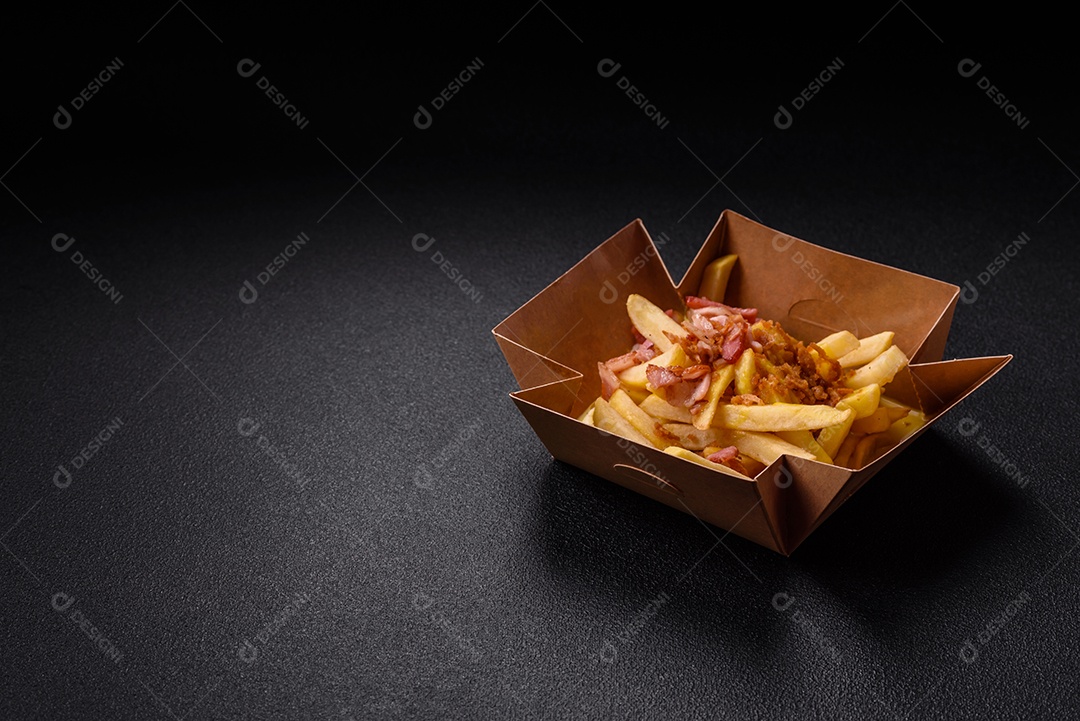Fritas saborosa sobre uma mesa de concreto