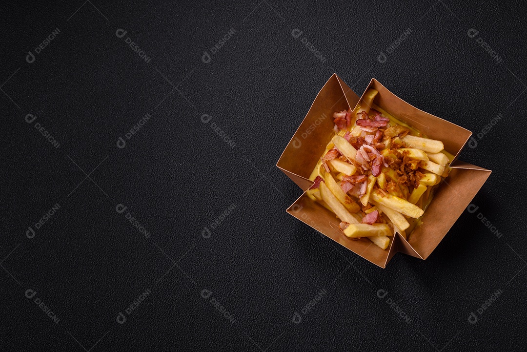 Fritas saborosa sobre uma mesa de concreto
