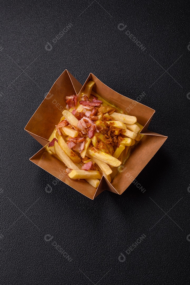 Fritaas saborosa sobre uma mesa de concreto