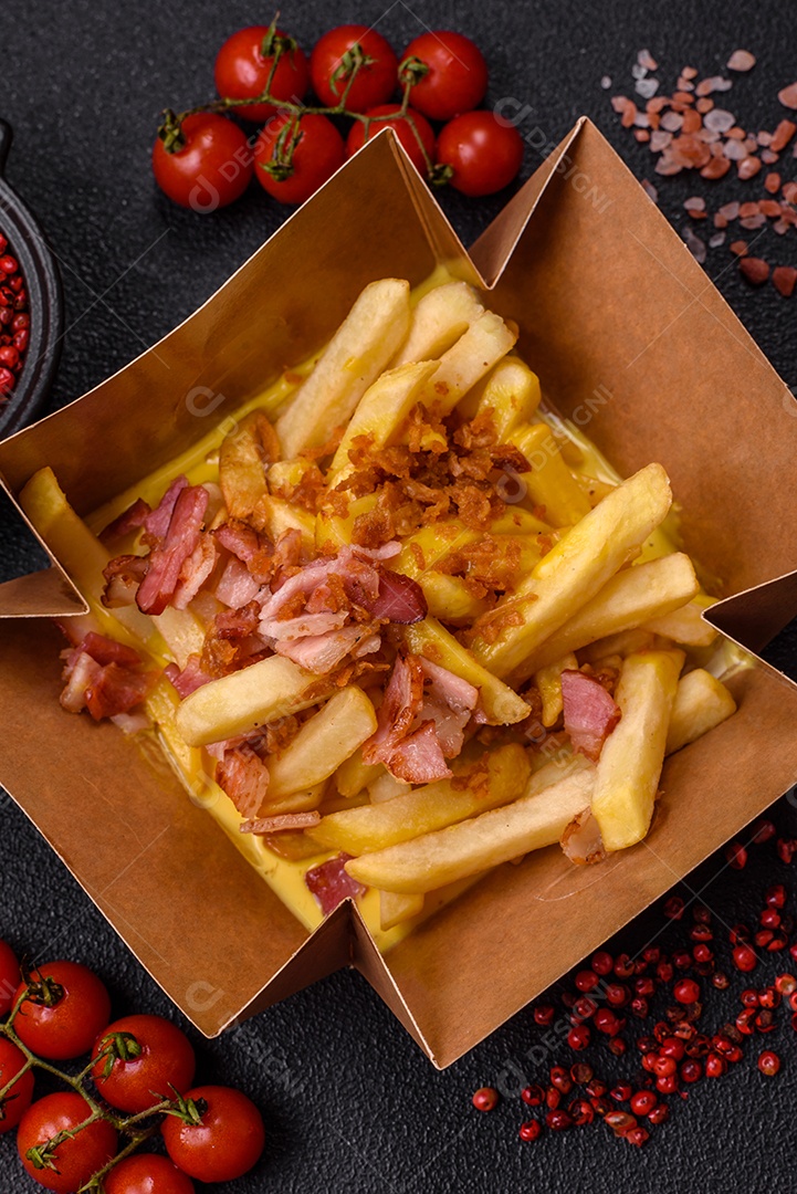 Fritas saborosa sobre uma mesa de concreto