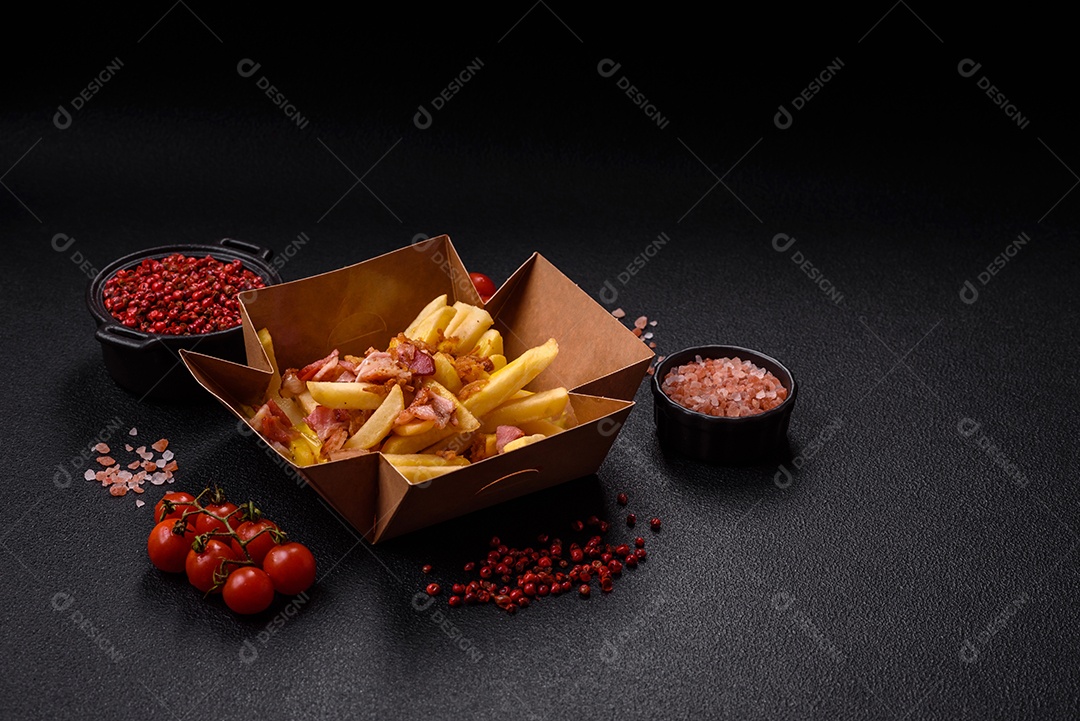 Fritas saborosa sobre uma mesa de concreto