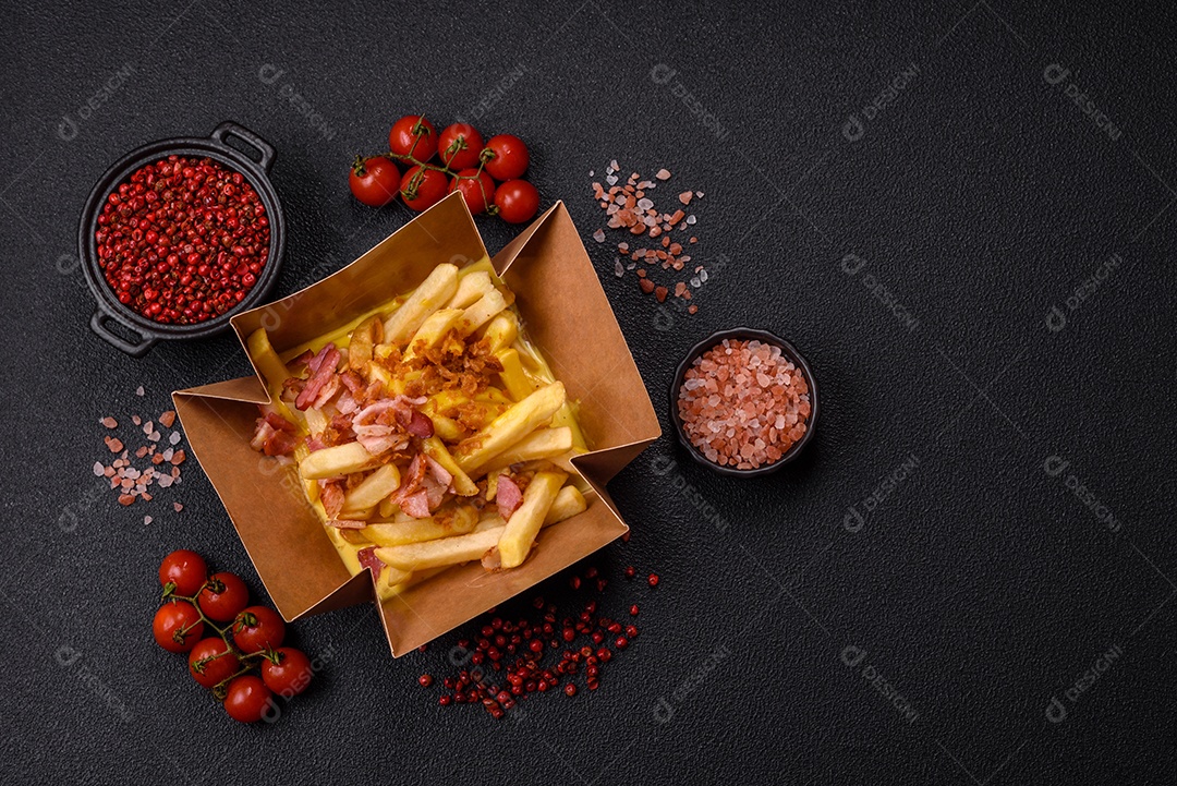 Fritas saborosa sobre uma mesa de concreto