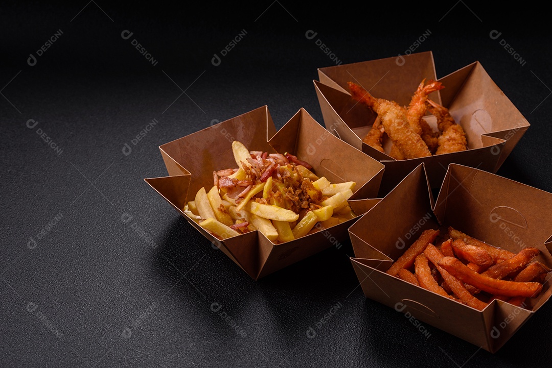 Fritas saborosa sobre uma mesa de concreto