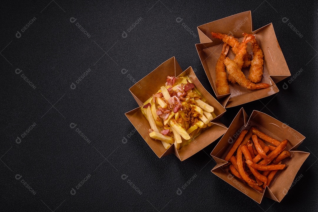 Fritas saborosa sobre uma mesa de concreto