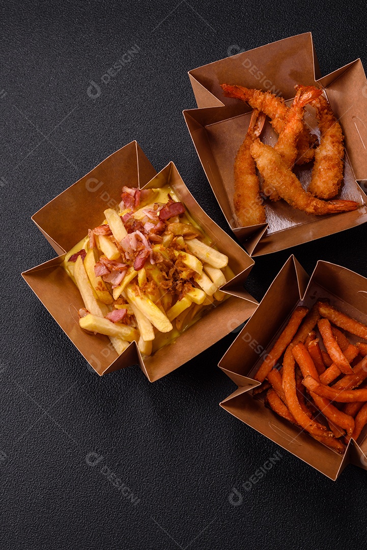 Fritas saborosa sobre uma mesa de concreto