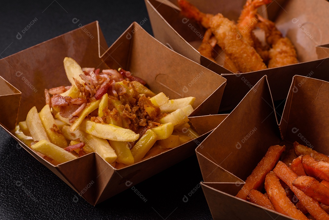 Fritas saborosa sobre uma mesa de concreto
