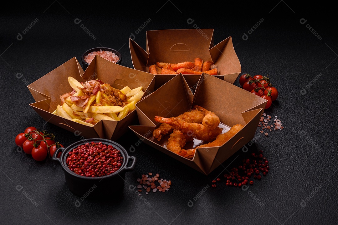 Fritas saborosa sobre uma mesa de concreto
