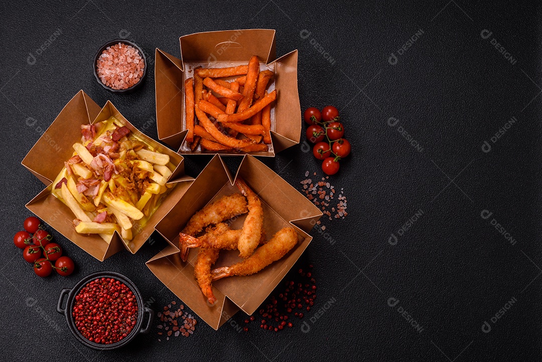 Fritas saborosa sobre uma mesa de concreto
