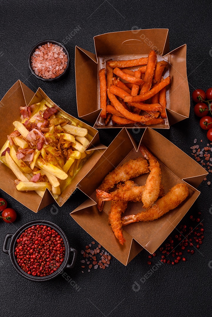 Fritas saborosa sobre uma mesa de concreto