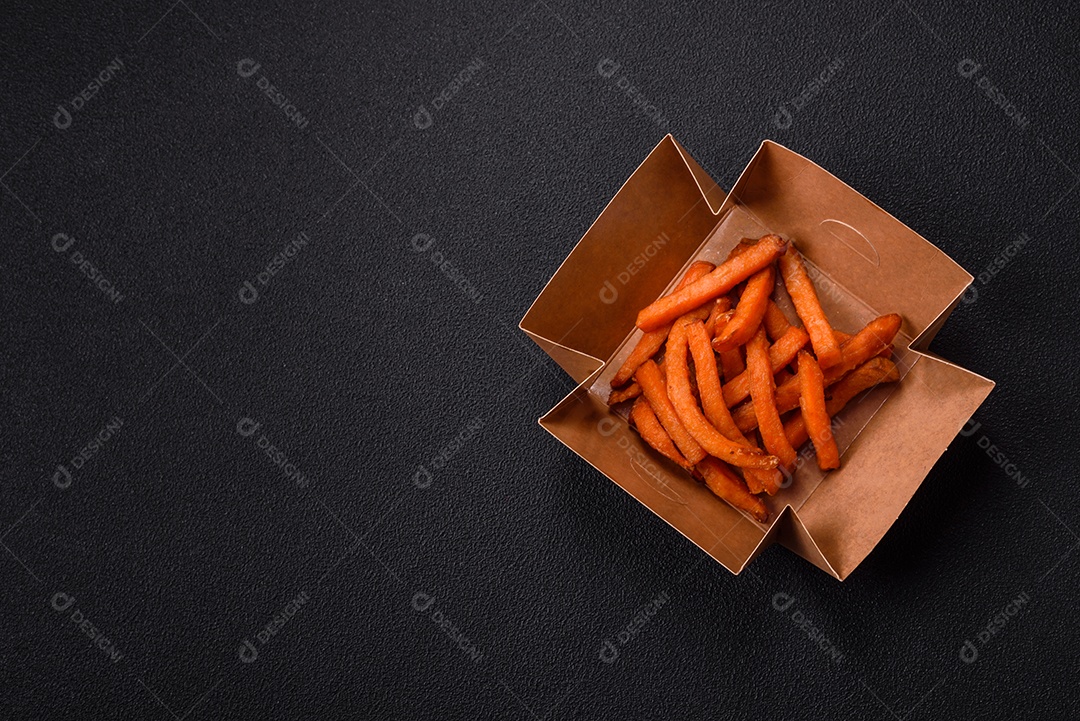 Fritas saborosa sobre uma mesa de concreto