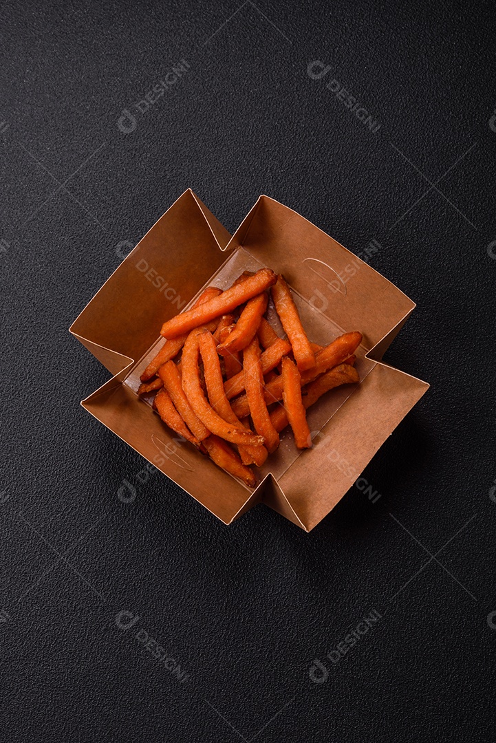 Fritas saborosa sobre uma mesa de concreto