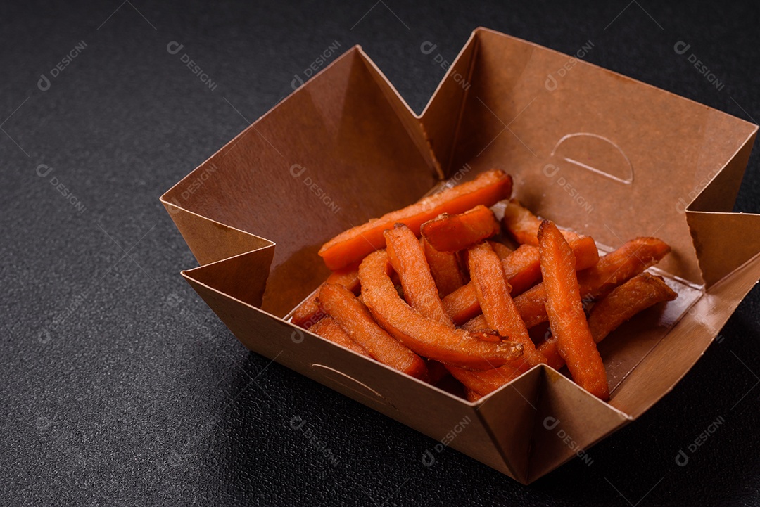 Fritas saborosa sobre uma mesa de concreto
