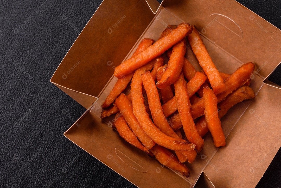 Fritas saborosa sobre uma mesa de concreto