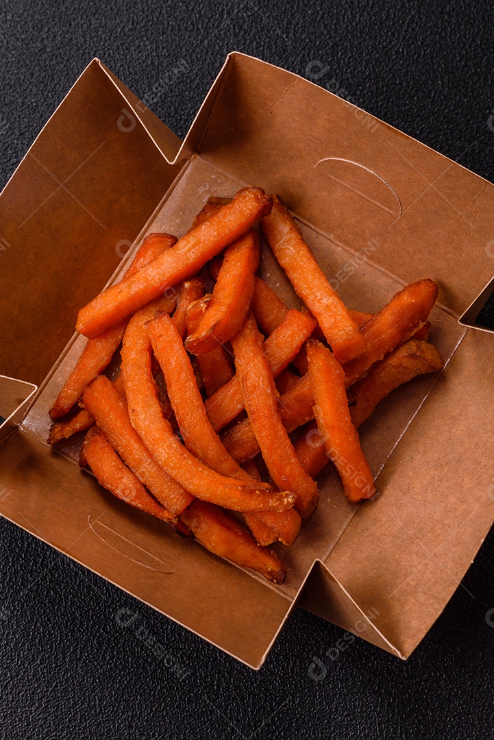 Fritas saborosa sobre uma mesa de concreto