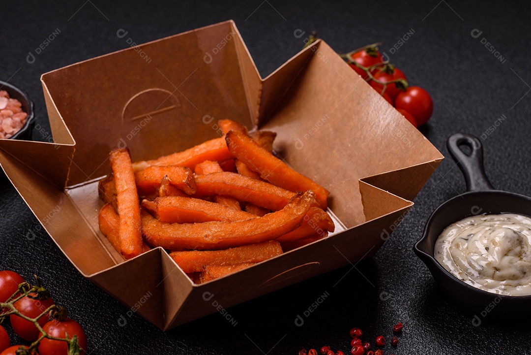 Fritas saborosa sobre uma mesa de concreto