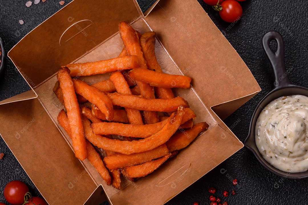 Fritas saborosa sobre uma mesa de concreto