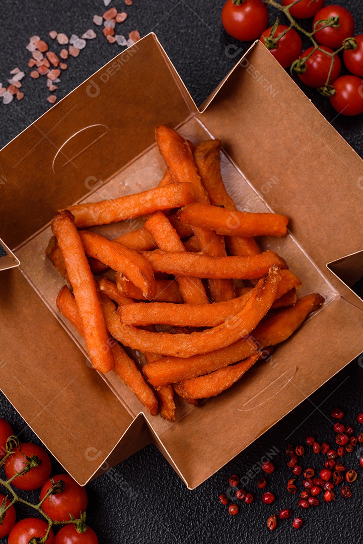 Fritas saborosa sobre uma mesa de concreto