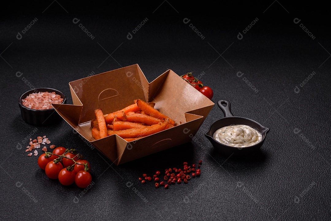 Fritas saborosa sobre uma mesa de concreto