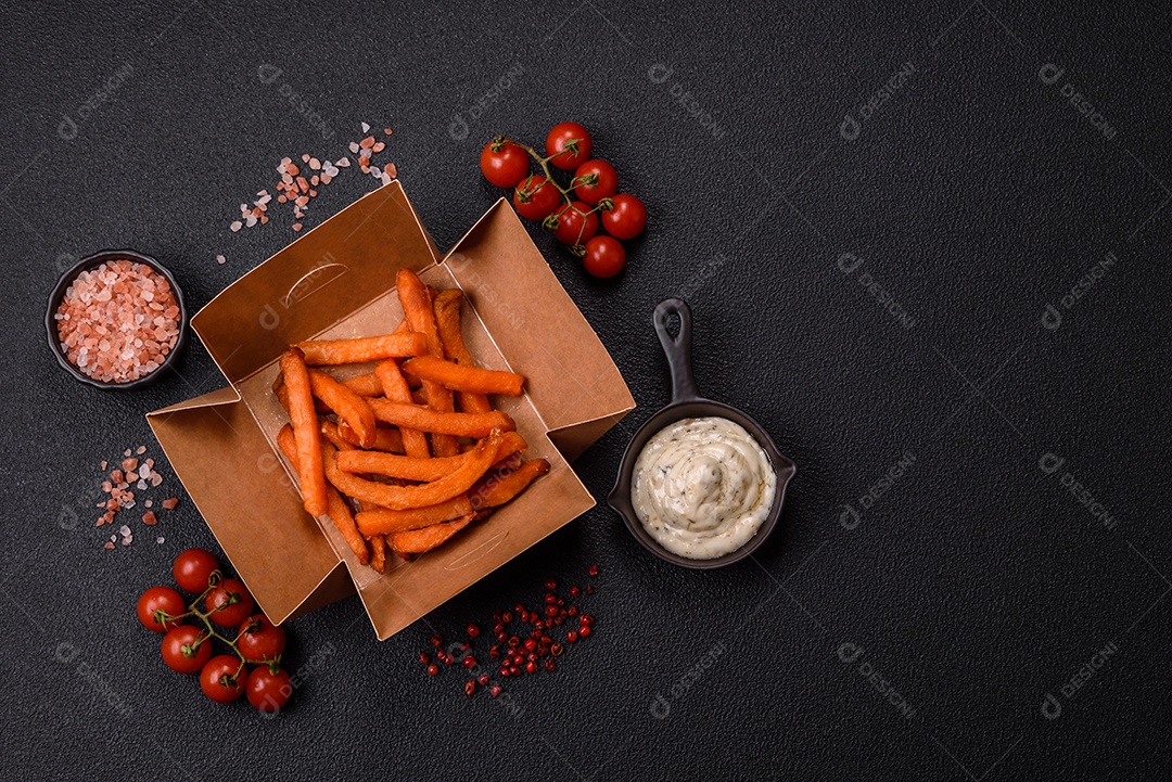 Fritas saborosa sobre uma mesa de concreto