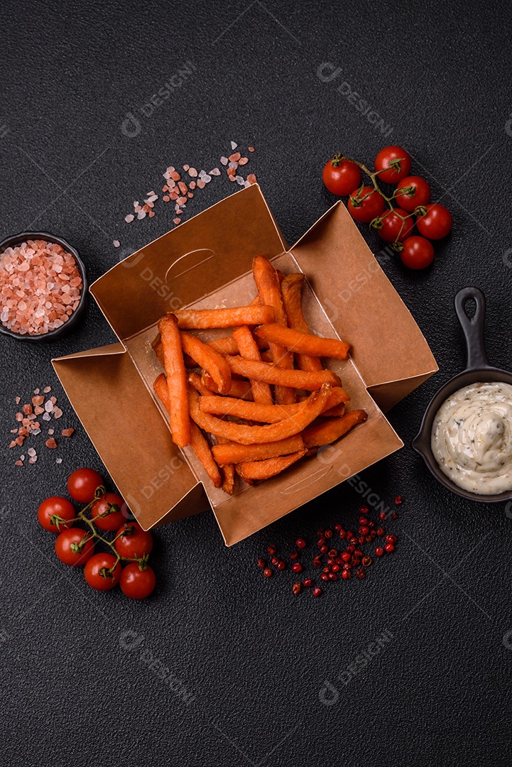 Fritas saborosa sobre uma mesa de concreto