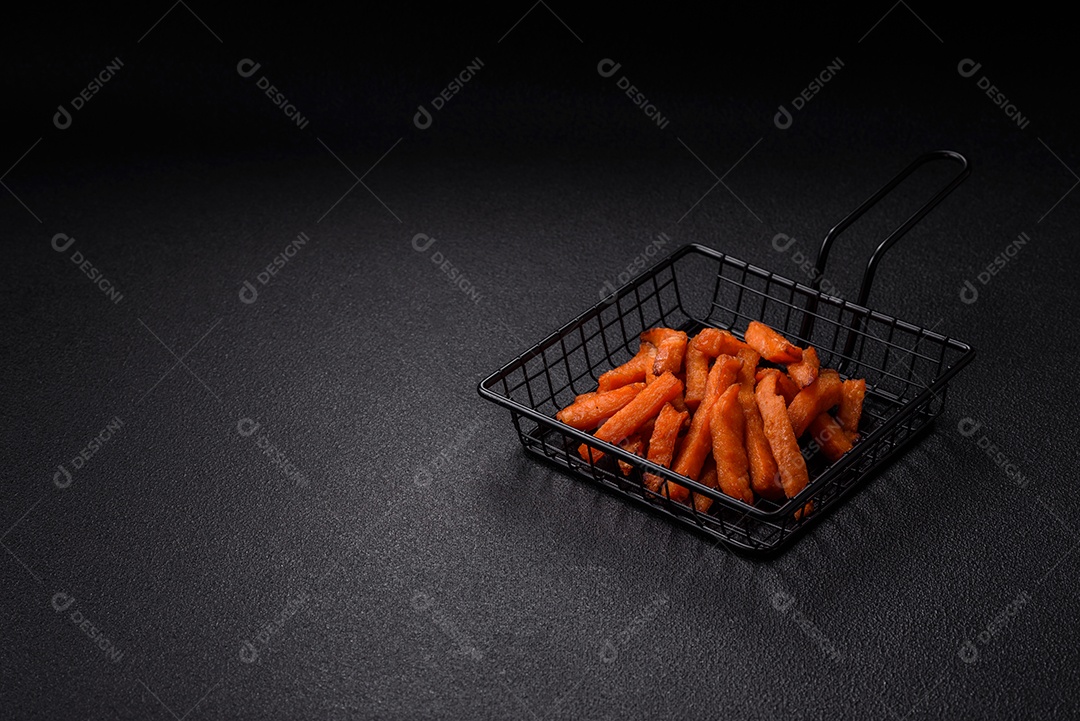 Fritas saborosa sobre uma mesa de concreto