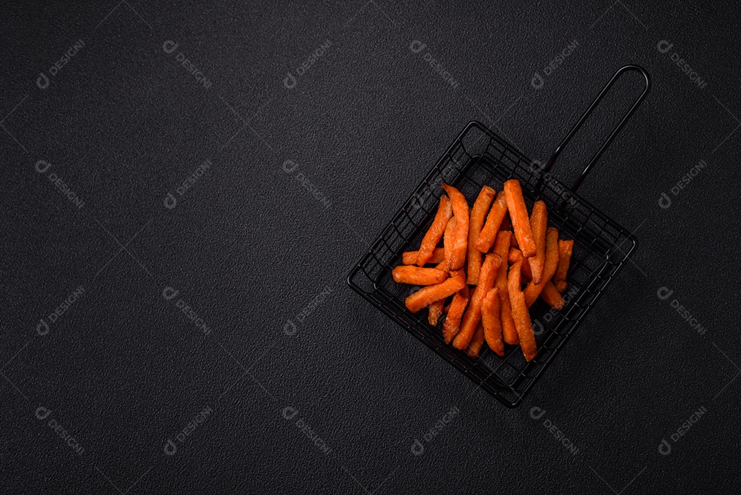 Fritas saborosa sobre uma mesa de concreto