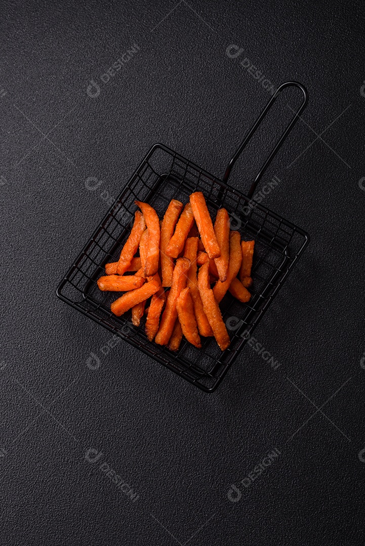 Fritas saborosa sobre uma mesa de concreto