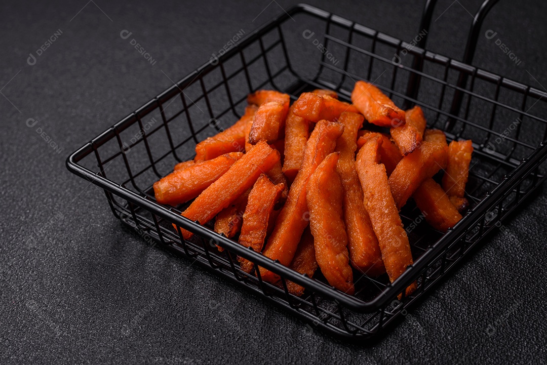 Fritas saborosa sobre uma mesa de concreto