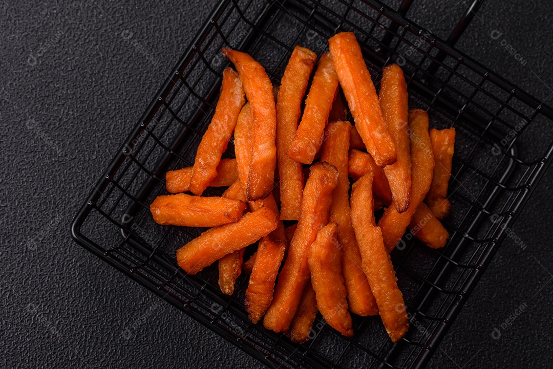 Fritas saborosa sobre uma mesa de concreto