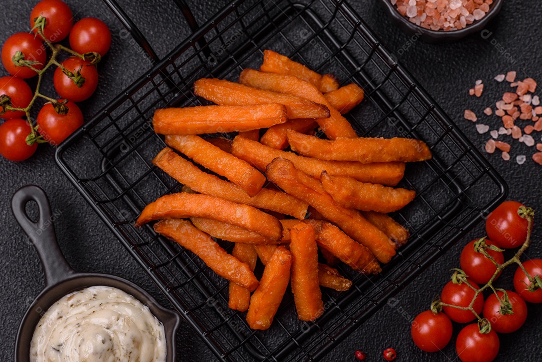 Fritas saborosa sobre uma mesa de concreto