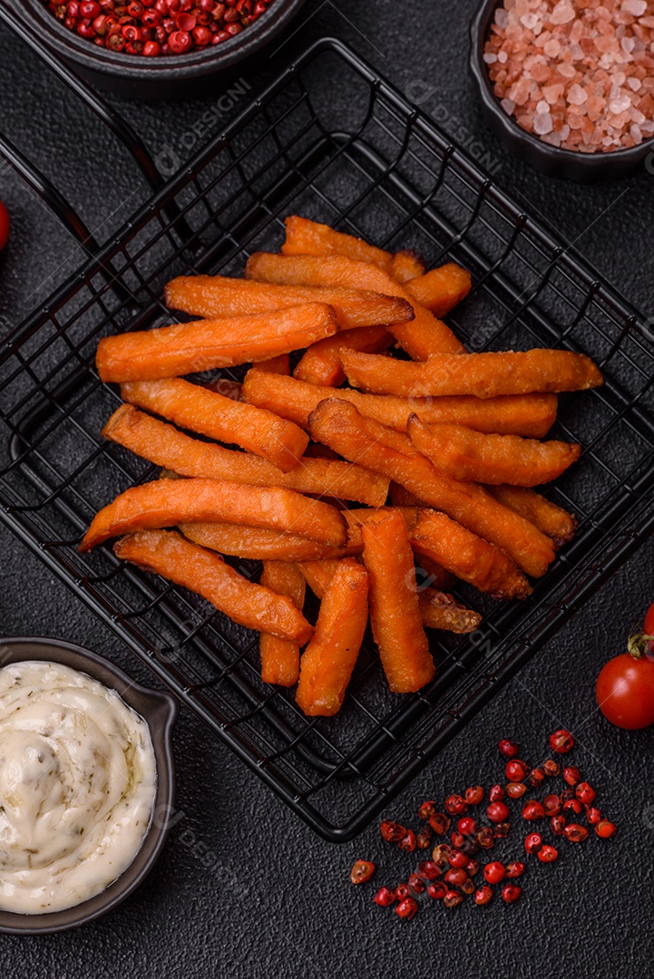 Fritas saborosa sobre uma mesa de concreto