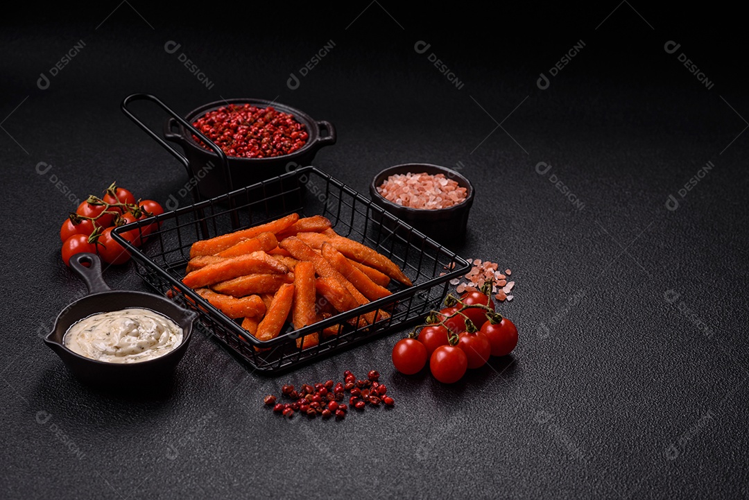 Fritas saborosa sobre uma mesa de concreto