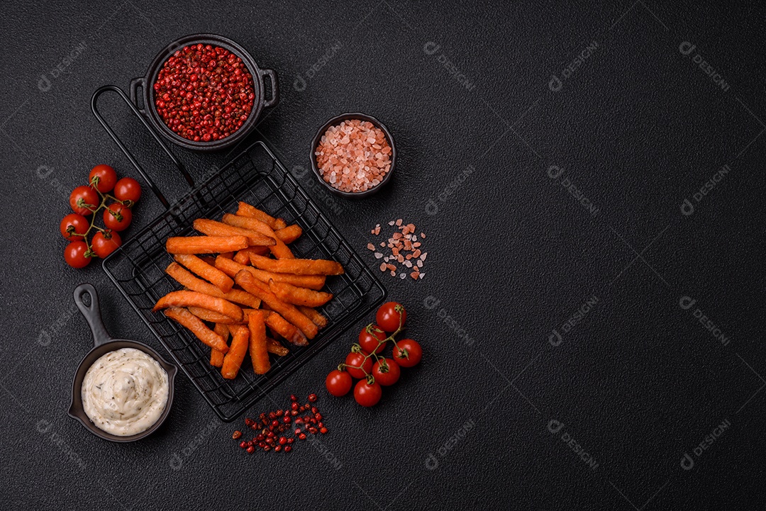 Fritas saborosa sobre uma mesa de concreto