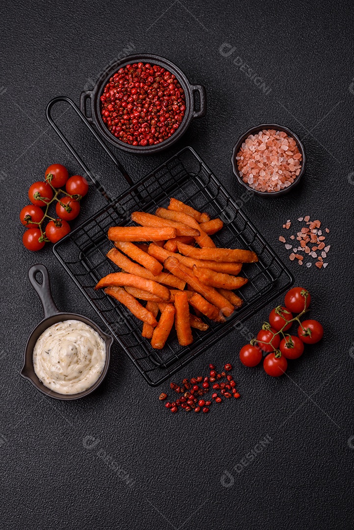 Fritas saborosa sobre uma mesa de concreto