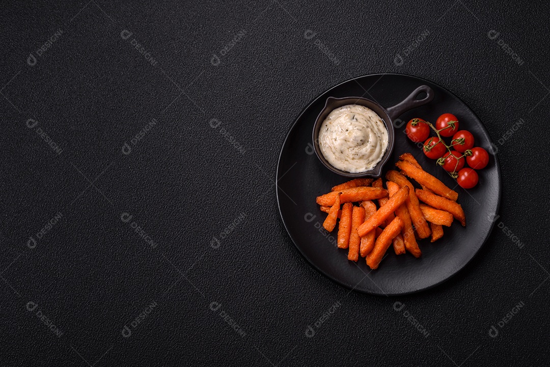 Fritas saborosa sobre uma mesa de concreto