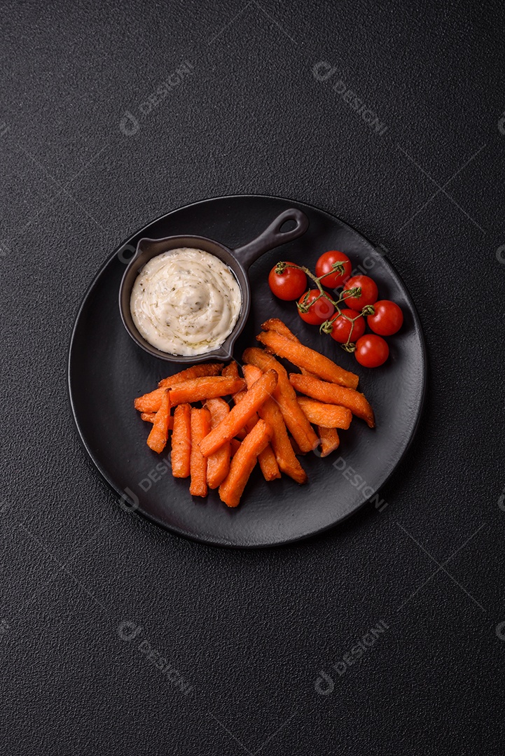 Fritas saborosa sobre uma mesa de concreto