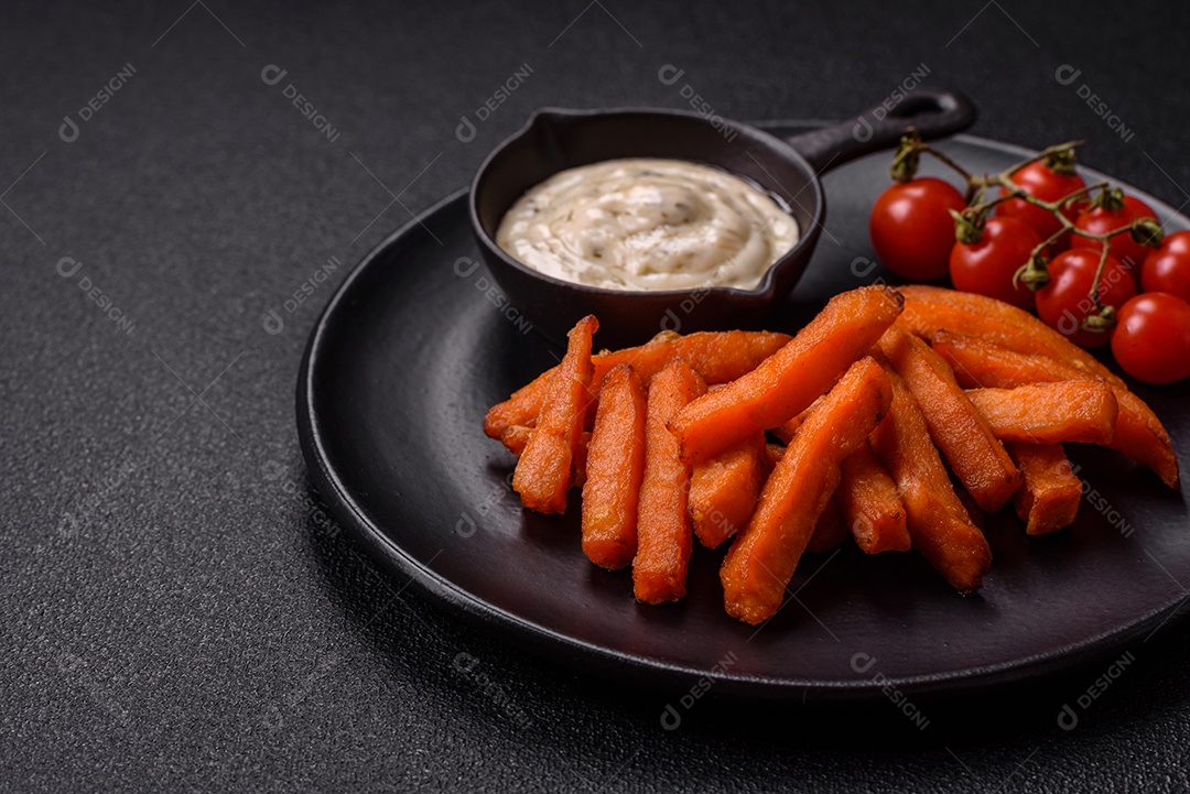 Fritas saborosa sobre uma mesa de concreto
