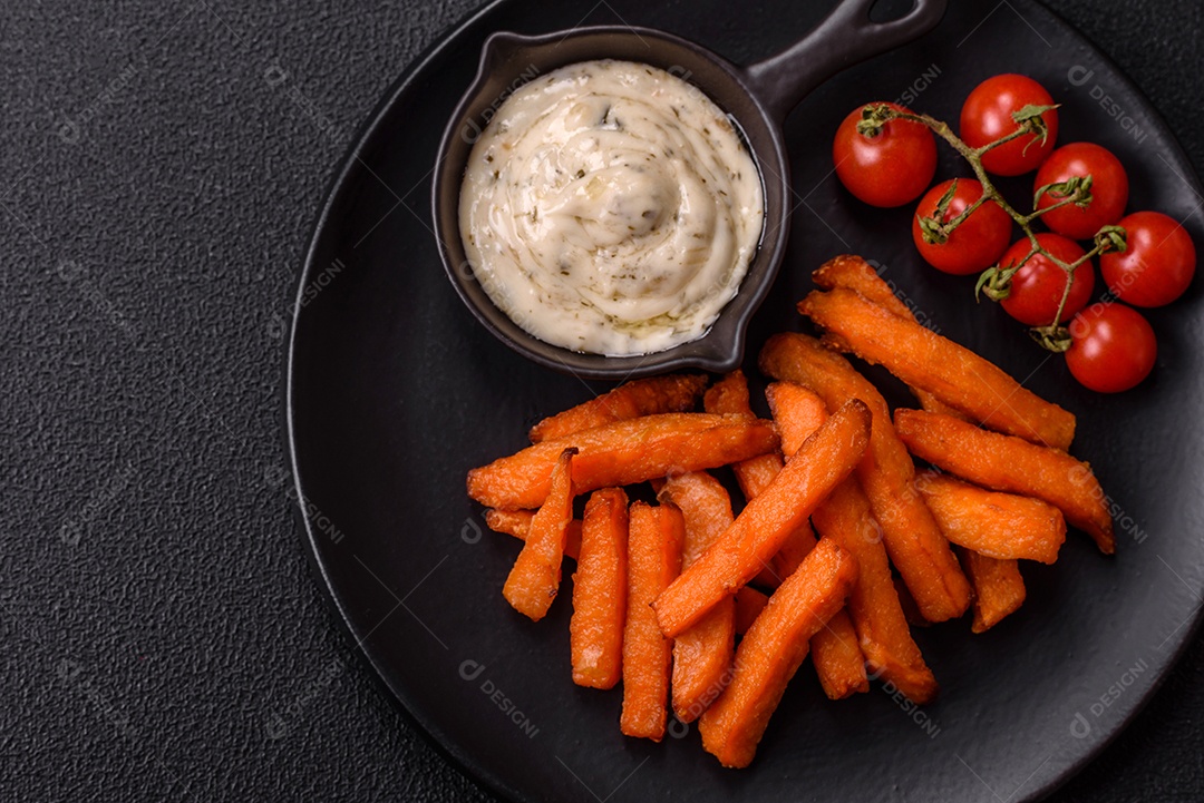 Fritas saborosa sobre uma mesa de concreto