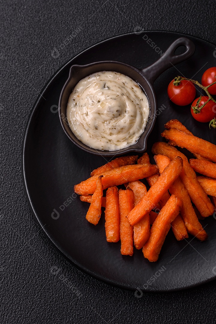 Fritas saborosa sobre uma mesa de concreto