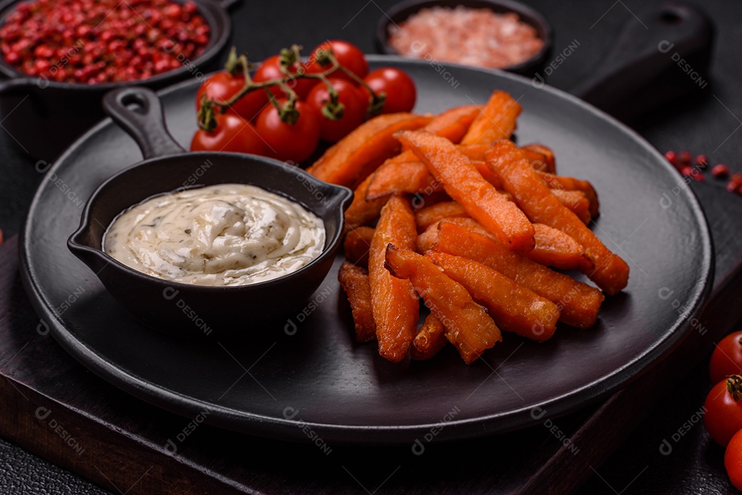 Fritas saborosa sobre uma mesa de concreto