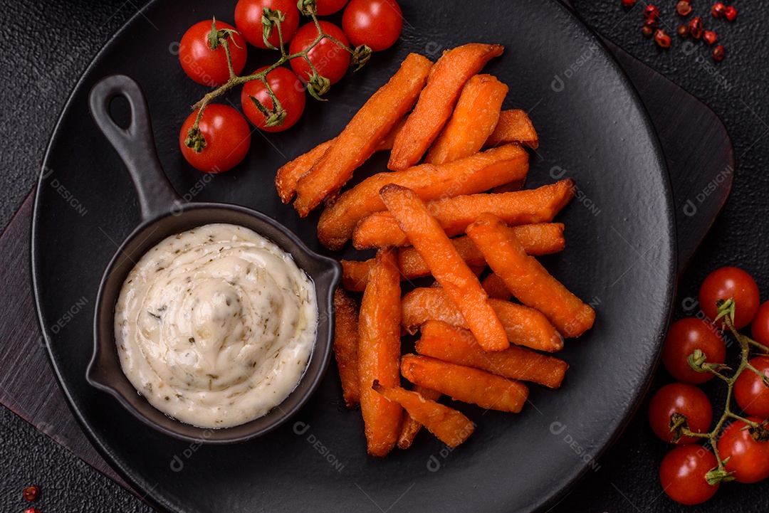 Fritas saborosa sobre uma mesa de concreto