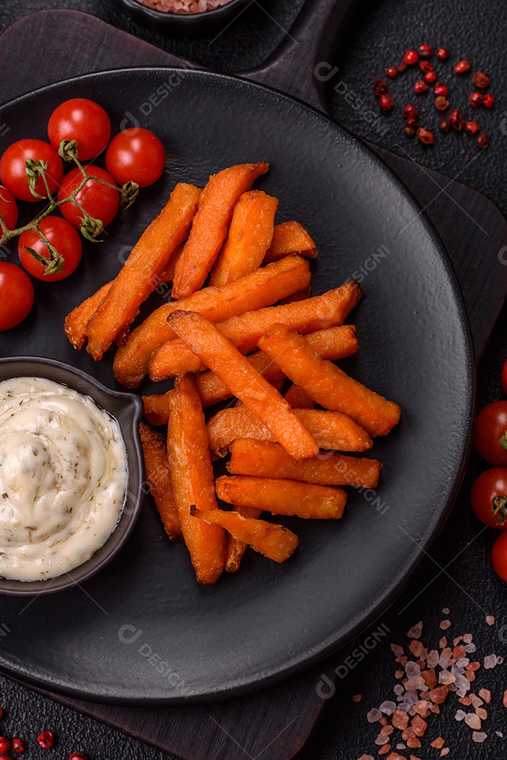 Fritas saborosa sobre uma mesa de concreto